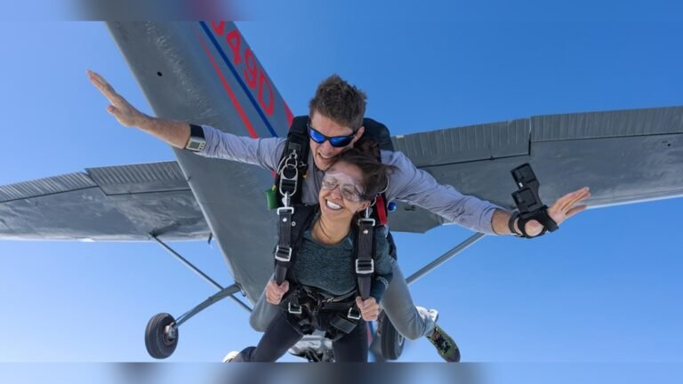 What is the Difference between Solo And Tandem Skydiving?